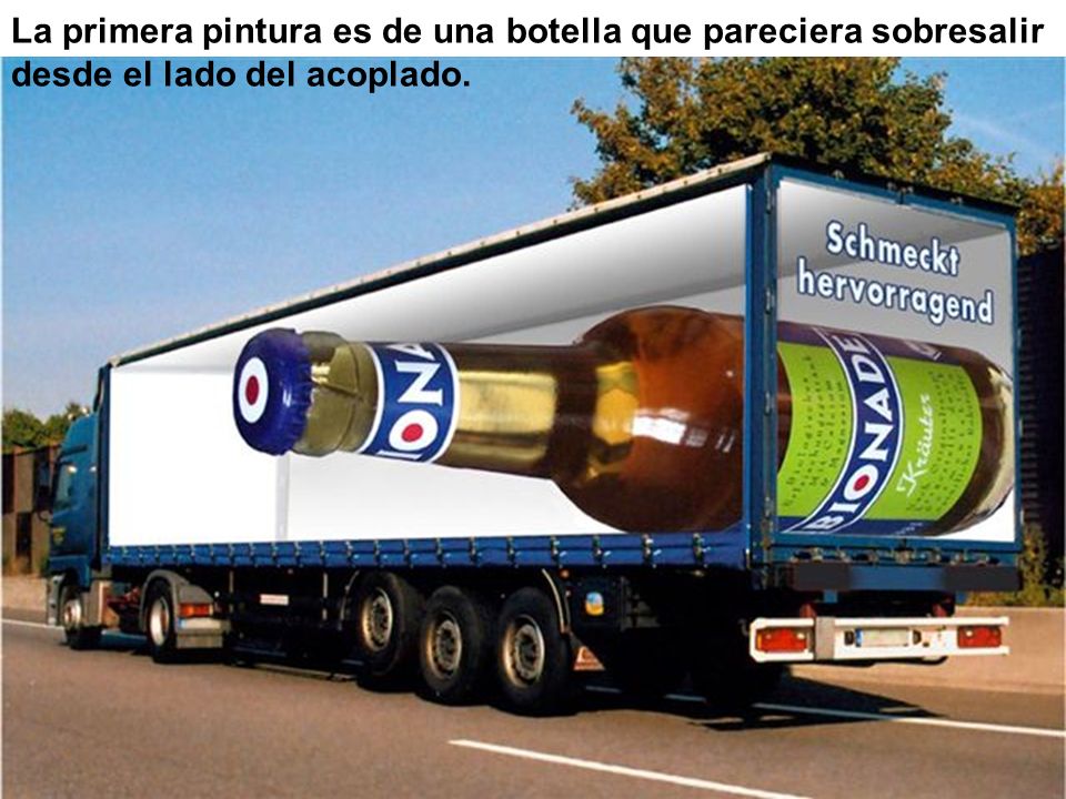 La primera pintura es de una botella que pareciera sobresalir desde el lado del acoplado.