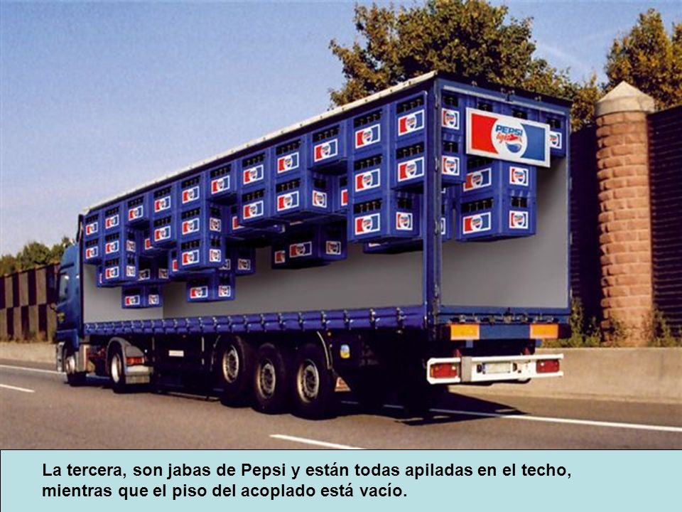 La tercera, son jabas de Pepsi y están todas apiladas en el techo, mientras que el piso del acoplado está vacío.