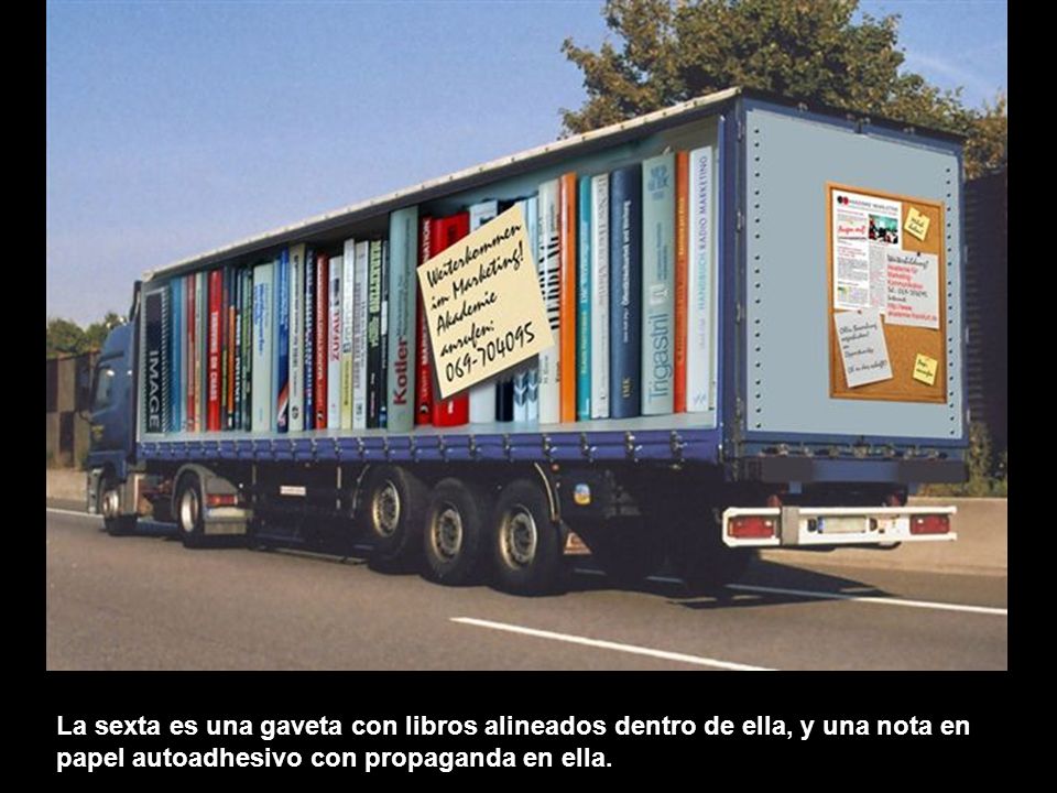 La sexta es una gaveta con libros alineados dentro de ella, y una nota en papel autoadhesivo con propaganda en ella.