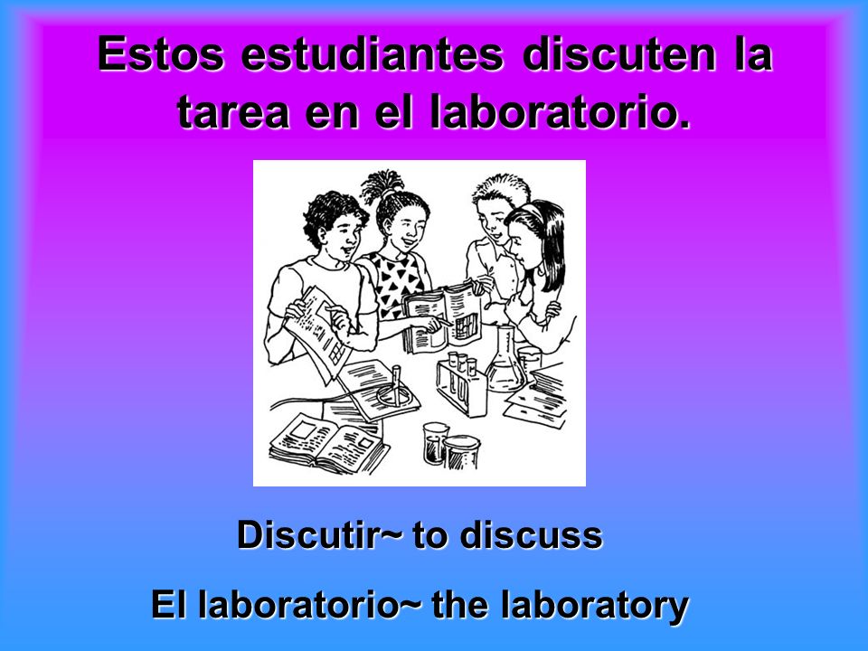 Estos estudiantes discuten la tarea en el laboratorio.