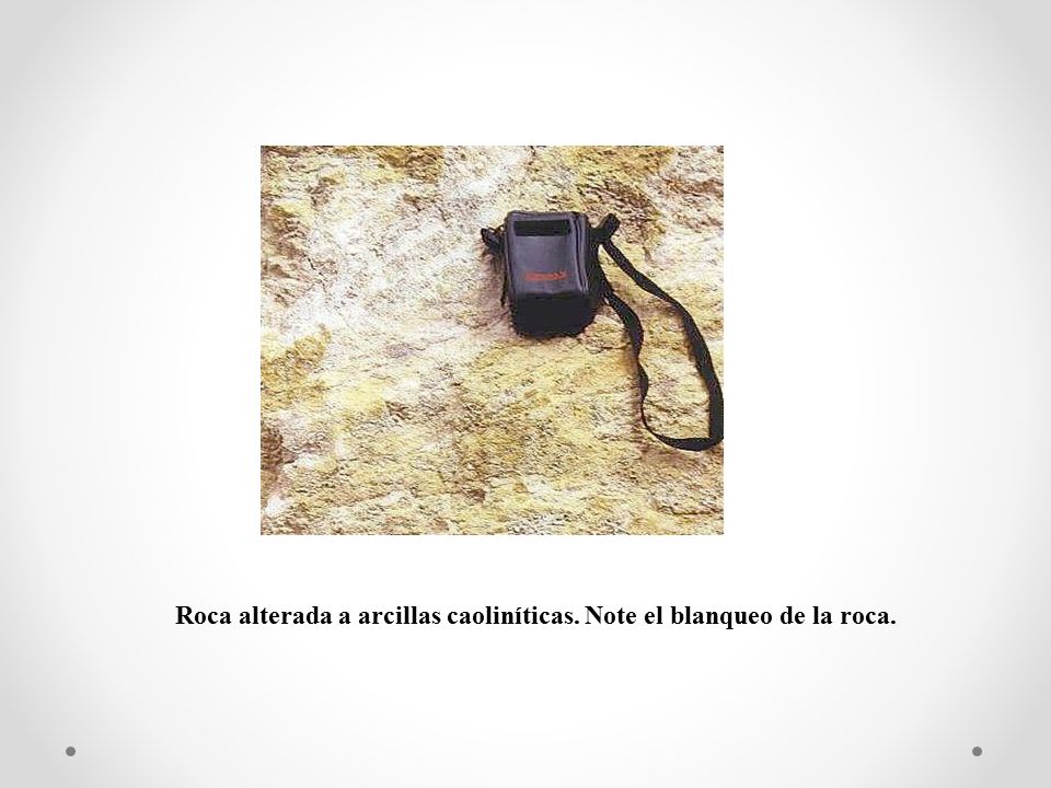 Roca alterada a arcillas caoliníticas. Note el blanqueo de la roca.