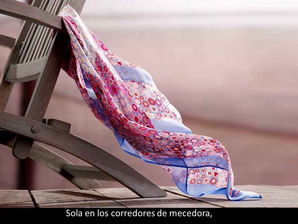 Sola en los corredores de mecedora,
