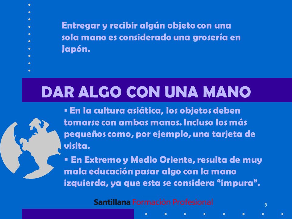 Entregar y recibir algún objeto con una sola mano es considerado una grosería en Japón.