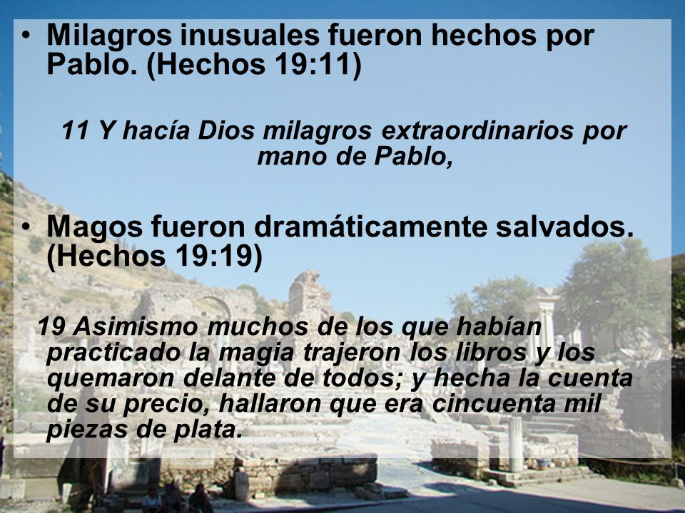 11 Y hacía Dios milagros extraordinarios por mano de Pablo,