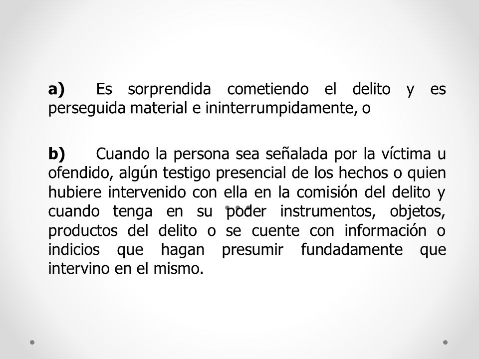 a) Es sorprendida cometiendo el delito y es perseguida material e ininterrumpidamente, o