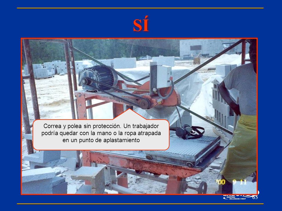 SÍ Correa y polea sin protección. Un trabajador podría quedar con la mano o la ropa atrapada en un punto de aplastamiento.