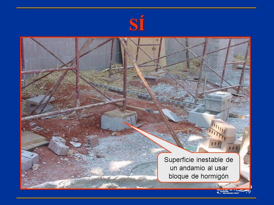 Superficie inestable de un andamio al usar bloque de hormigón