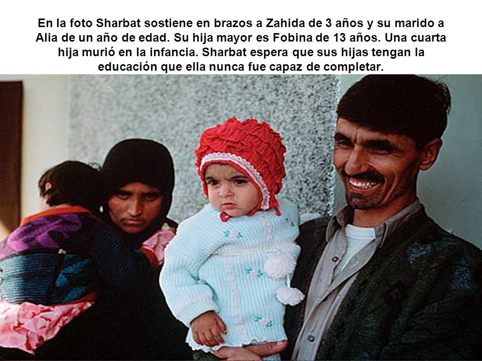 En la foto Sharbat sostiene en brazos a Zahida de 3 años y su marido a Alia de un año de edad.