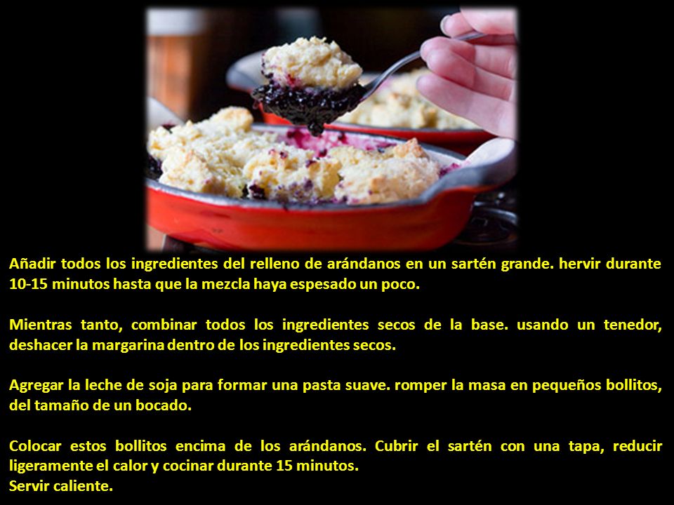 Añadir todos los ingredientes del relleno de arándanos en un sartén grande. hervir durante minutos hasta que la mezcla haya espesado un poco.
