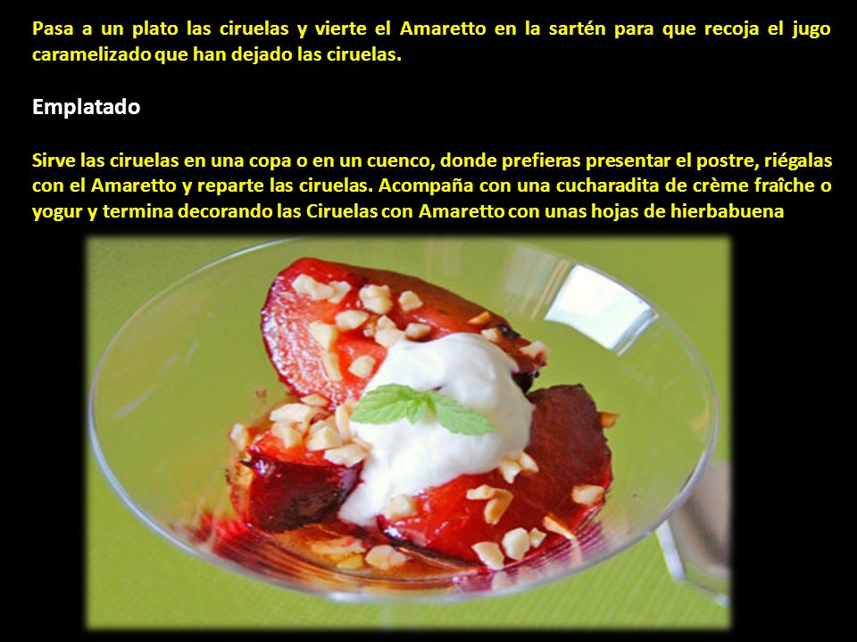 Pasa a un plato las ciruelas y vierte el Amaretto en la sartén para que recoja el jugo caramelizado que han dejado las ciruelas.
