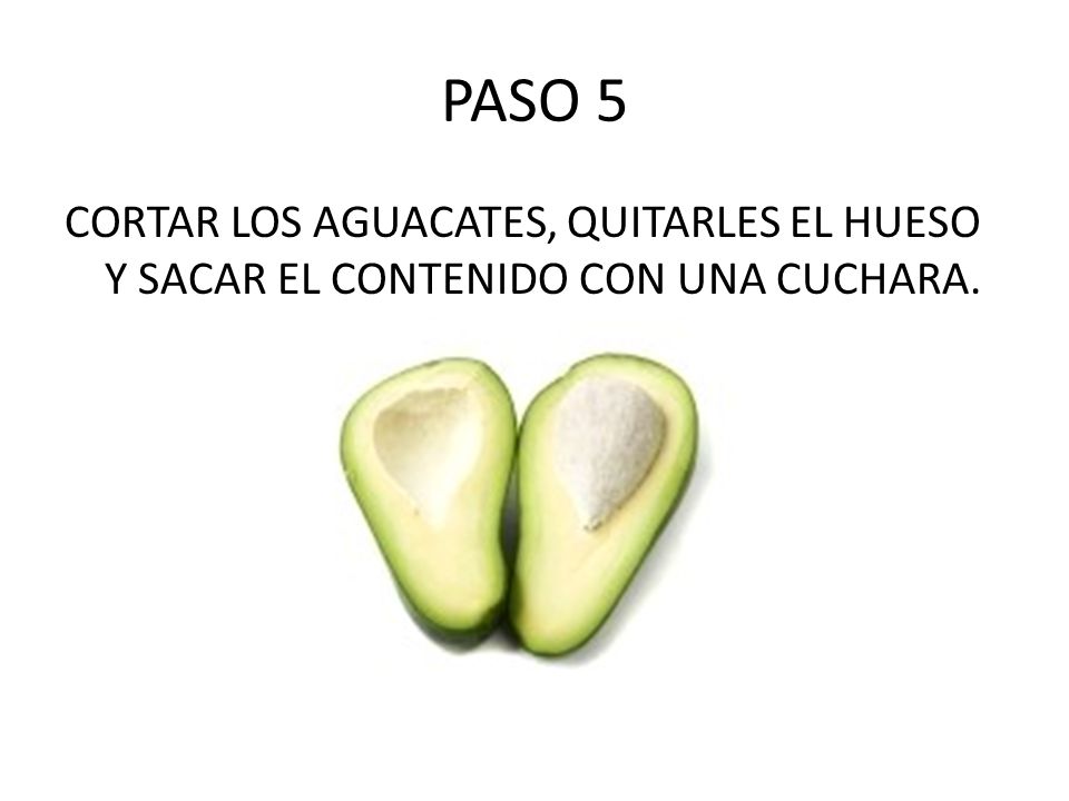 PASO 5 CORTAR LOS AGUACATES, QUITARLES EL HUESO Y SACAR EL CONTENIDO CON UNA CUCHARA.