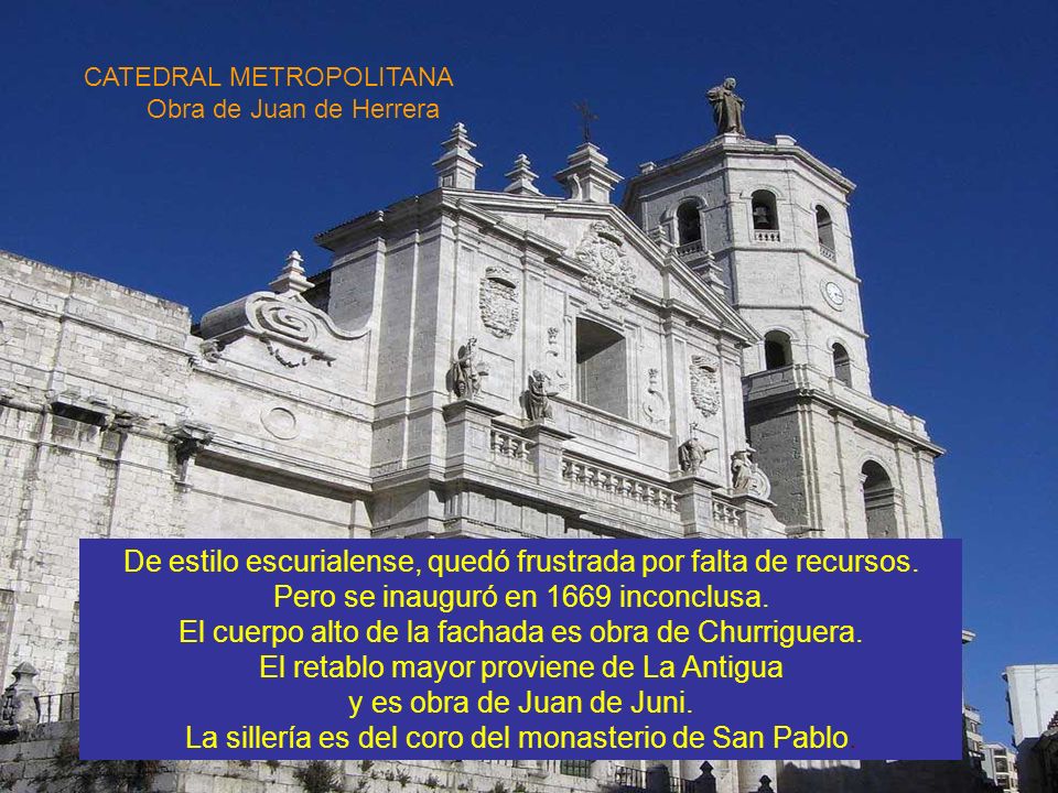 El cuerpo alto de la fachada es obra de Churriguera.