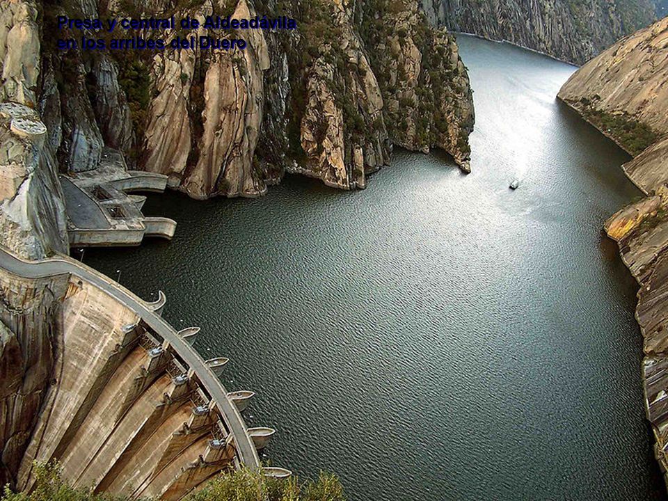Presa y central de Aldeadávila en los arribes del Duero