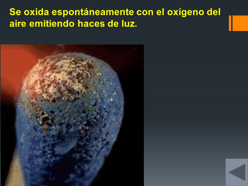 Se oxida espontáneamente con el oxígeno del aire emitiendo haces de luz.
