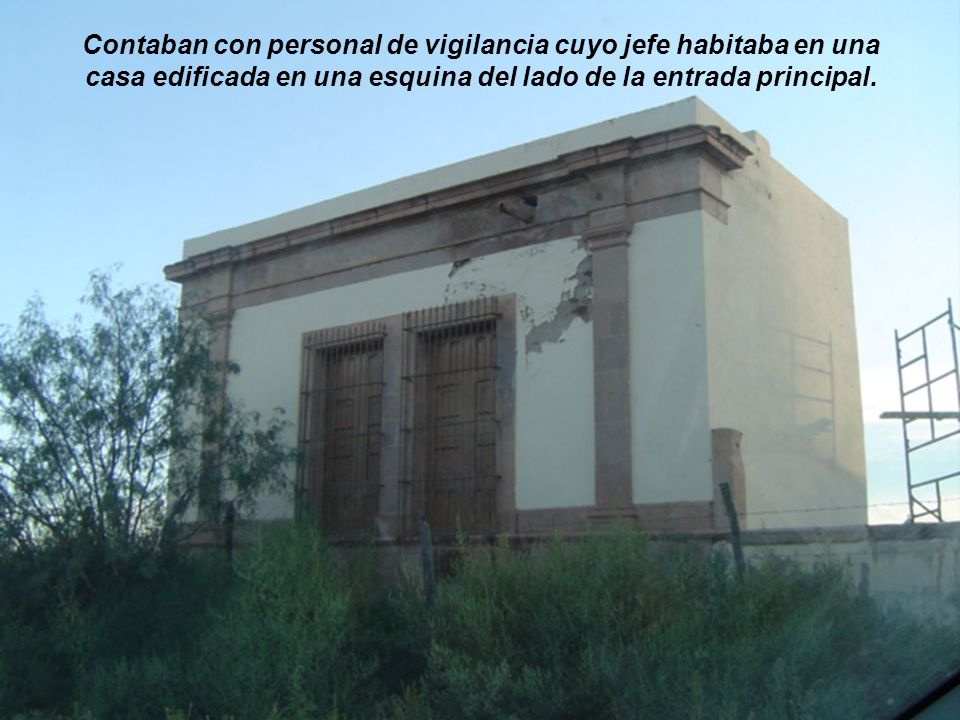 Contaban con personal de vigilancia cuyo jefe habitaba en una casa edificada en una esquina del lado de la entrada principal.