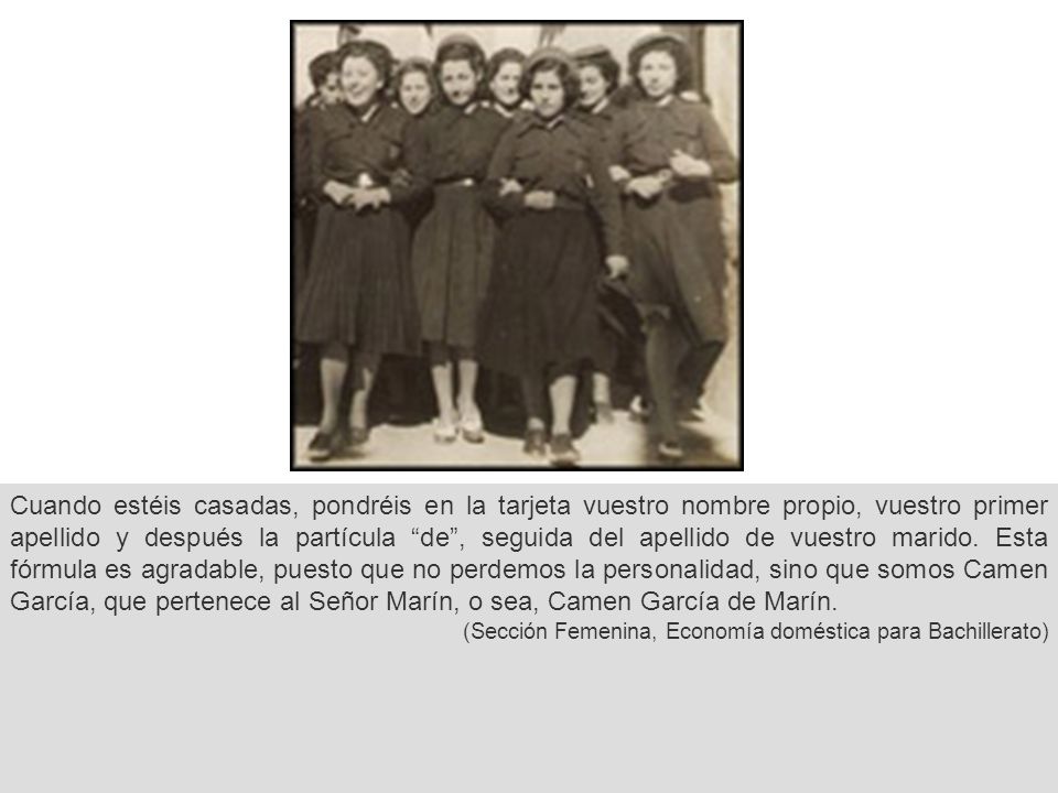 Cuando estéis casadas, pondréis en la tarjeta vuestro nombre propio, vuestro primer apellido y después la partícula de , seguida del apellido de vuestro marido. Esta fórmula es agradable, puesto que no perdemos la personalidad, sino que somos Camen García, que pertenece al Señor Marín, o sea, Camen García de Marín.