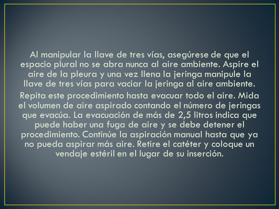 Al manipular la llave de tres vías, asegúrese de que el espacio plural no se abra nunca al aire ambiente.
