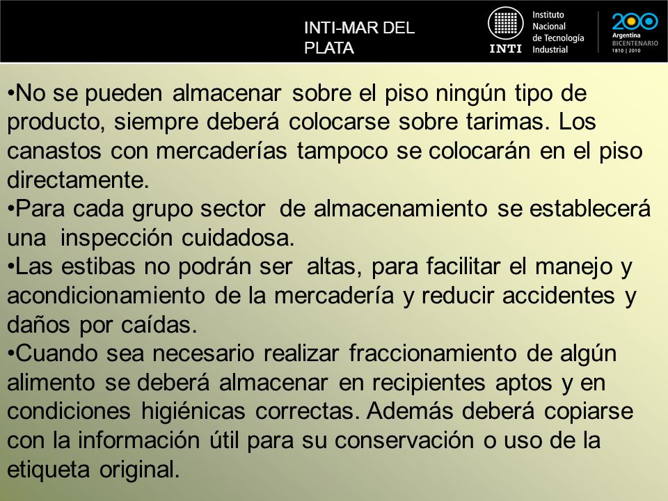 No se pueden almacenar sobre el piso ningún tipo de producto, siempre deberá colocarse sobre tarimas. Los canastos con mercaderías tampoco se colocarán en el piso directamente.