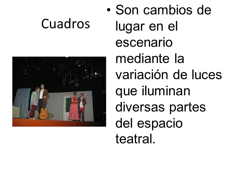 Son cambios de lugar en el escenario mediante la variación de luces que iluminan diversas partes del espacio teatral.