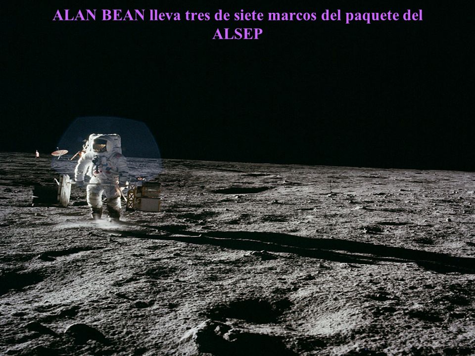 ALAN BEAN lleva tres de siete marcos del paquete del ALSEP