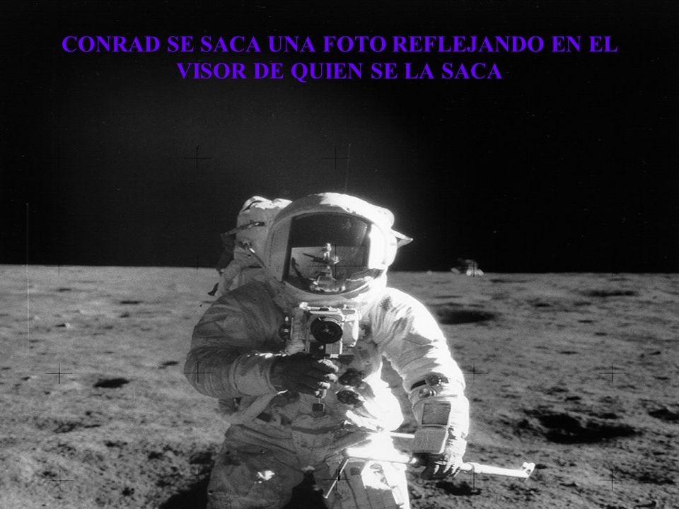 CONRAD SE SACA UNA FOTO REFLEJANDO EN EL VISOR DE QUIEN SE LA SACA