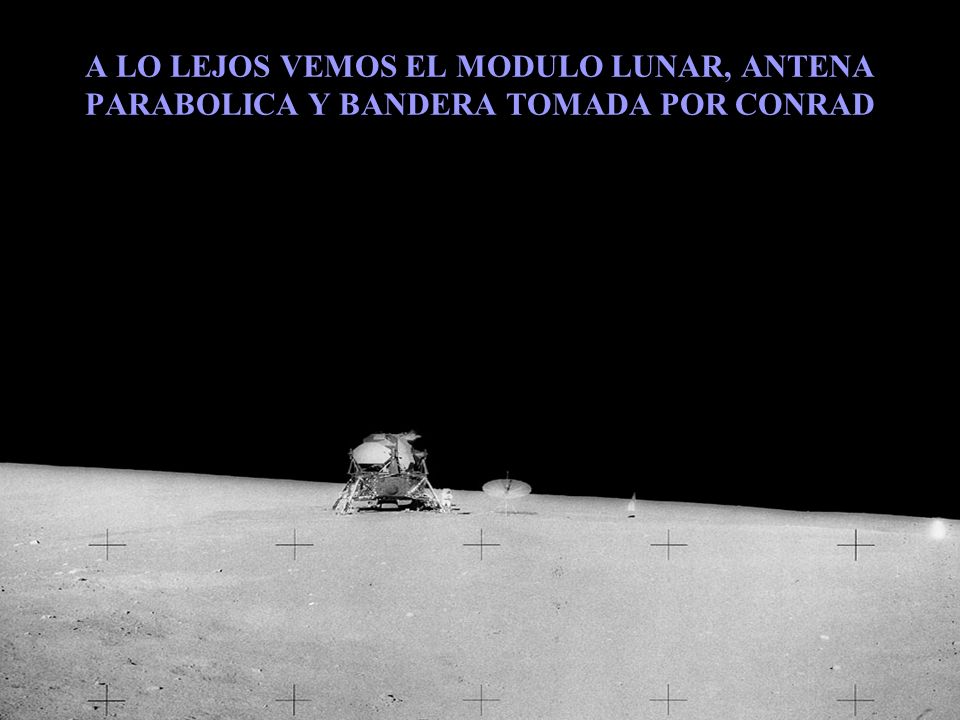 A LO LEJOS VEMOS EL MODULO LUNAR, ANTENA PARABOLICA Y BANDERA TOMADA POR CONRAD