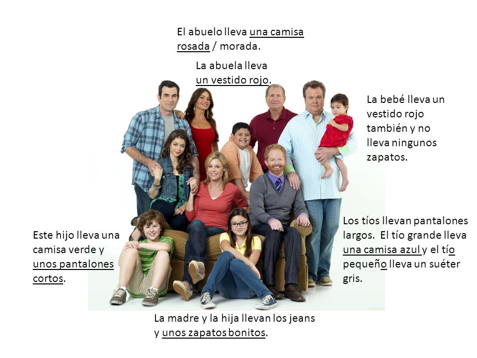 El abuelo lleva una camisa rosada / morada.
