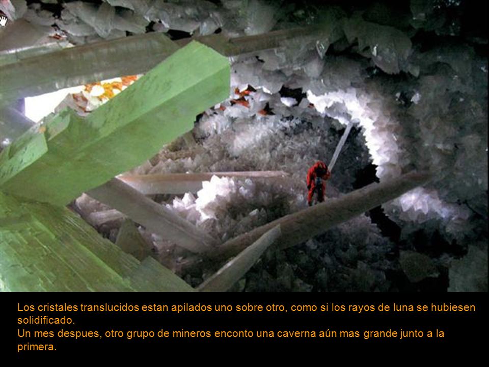 Los cristales translucidos estan apilados uno sobre otro, como si los rayos de luna se hubiesen solidificado.