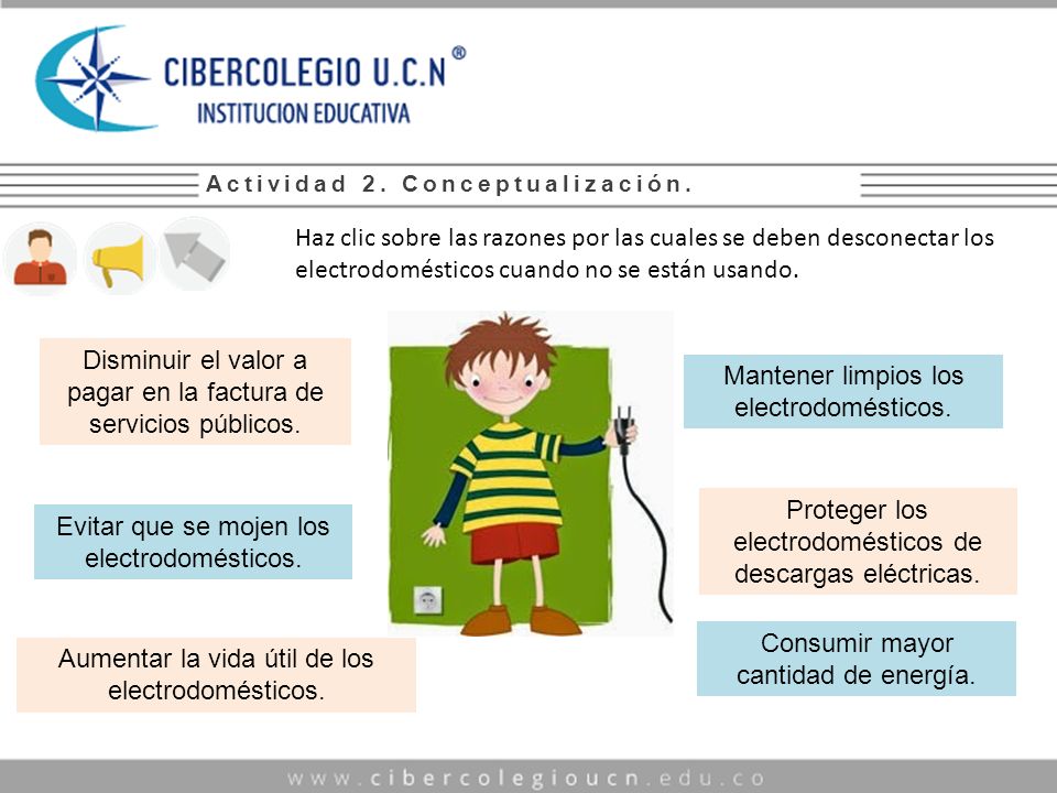 Niño con un cable de energía en la mano al lado de un toma corriente .