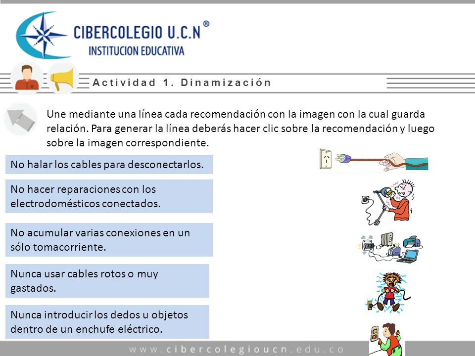 - Mano desconectando un cable desde la mitad del mismo.