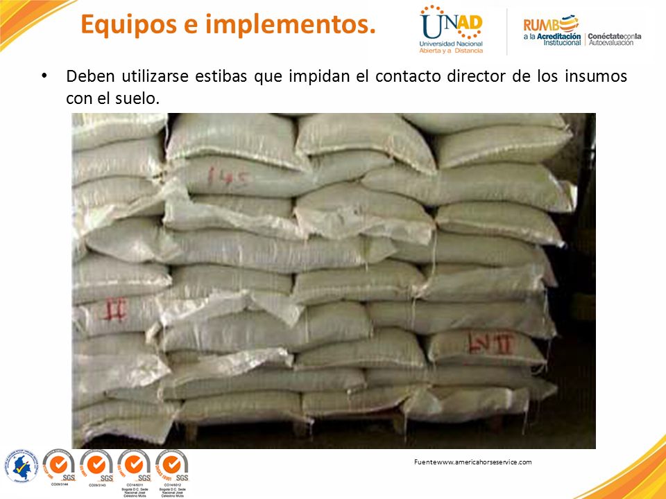 Equipos e implementos. Deben utilizarse estibas que impidan el contacto director de los insumos con el suelo.