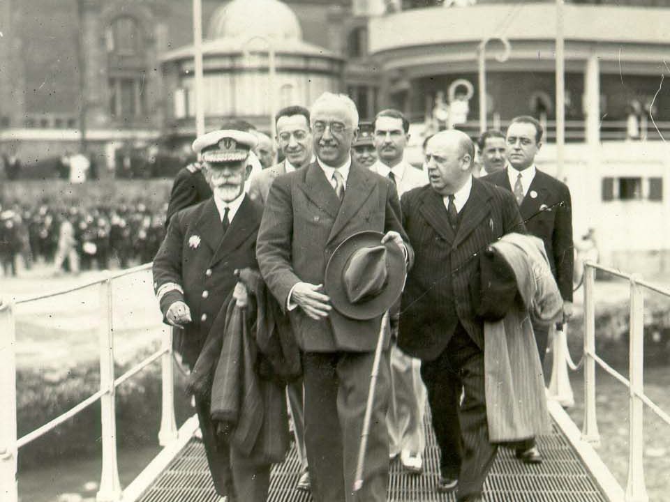 Alcalá Zamora, Indalecio Prieto y otros en la pasarela del Club Náutico.