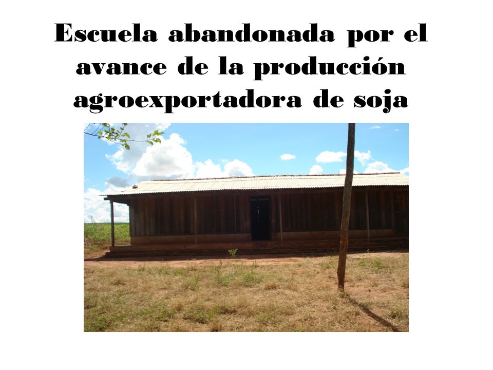 Escuela abandonada por el avance de la producción agroexportadora de soja