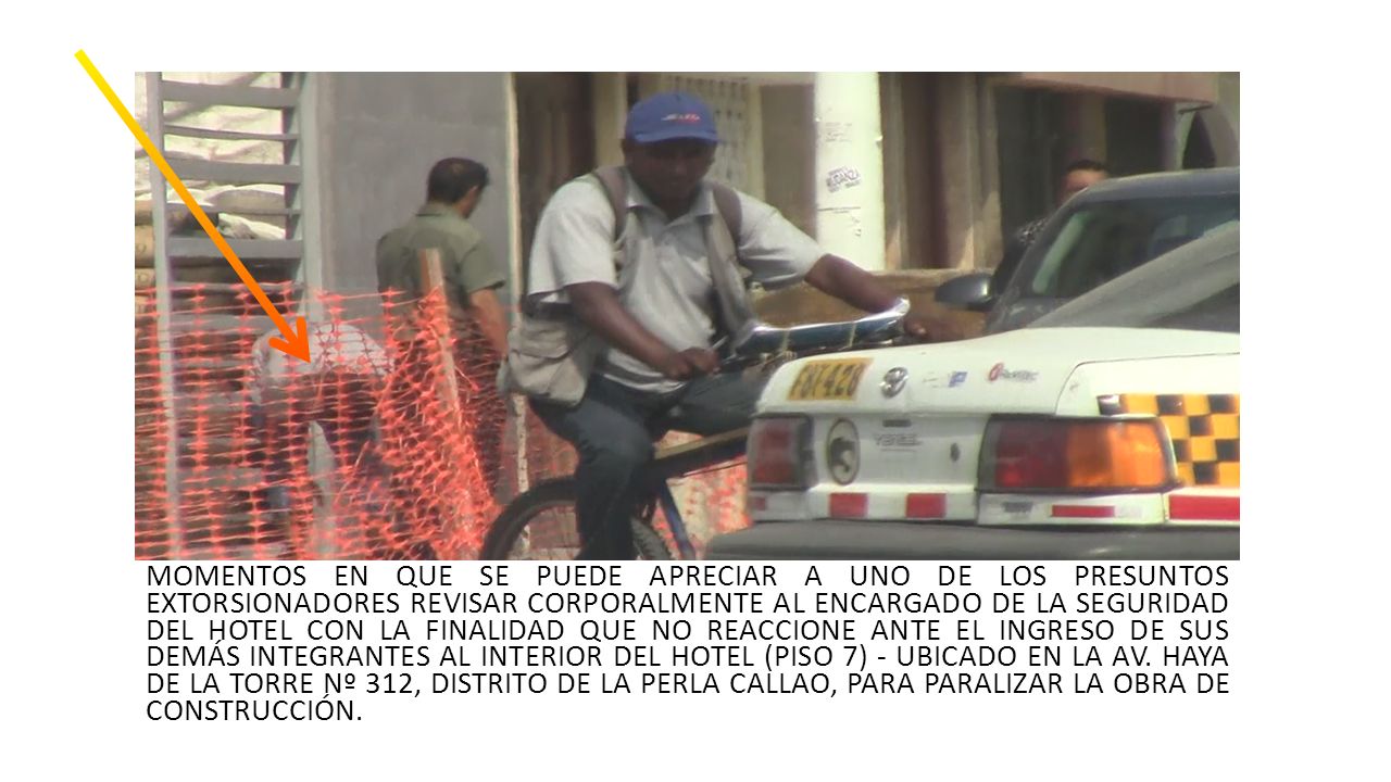MOMENTOS EN QUE SE PUEDE APRECIAR A UNO DE LOS PRESUNTOS EXTORSIONADORES REVISAR CORPORALMENTE AL ENCARGADO DE LA SEGURIDAD DEL HOTEL CON LA FINALIDAD QUE NO REACCIONE ANTE EL INGRESO DE SUS DEMÁS INTEGRANTES AL INTERIOR DEL HOTEL (PISO 7) - UBICADO EN LA AV.