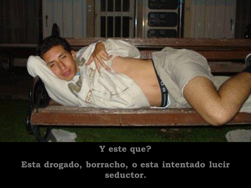 Esta drogado, borracho, o esta intentado lucir seductor.