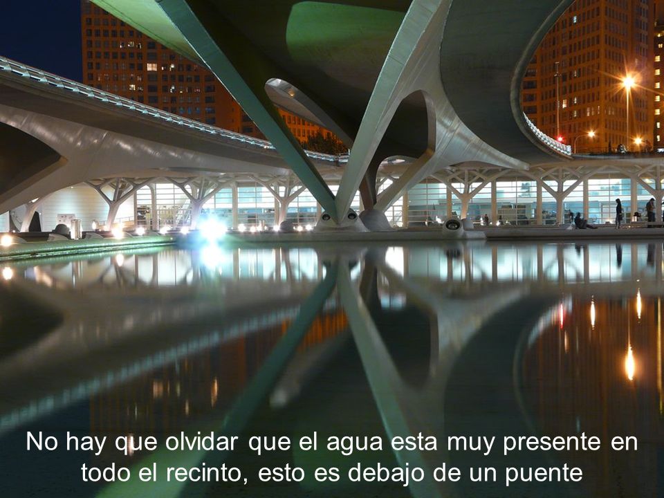 No hay que olvidar que el agua esta muy presente en todo el recinto, esto es debajo de un puente