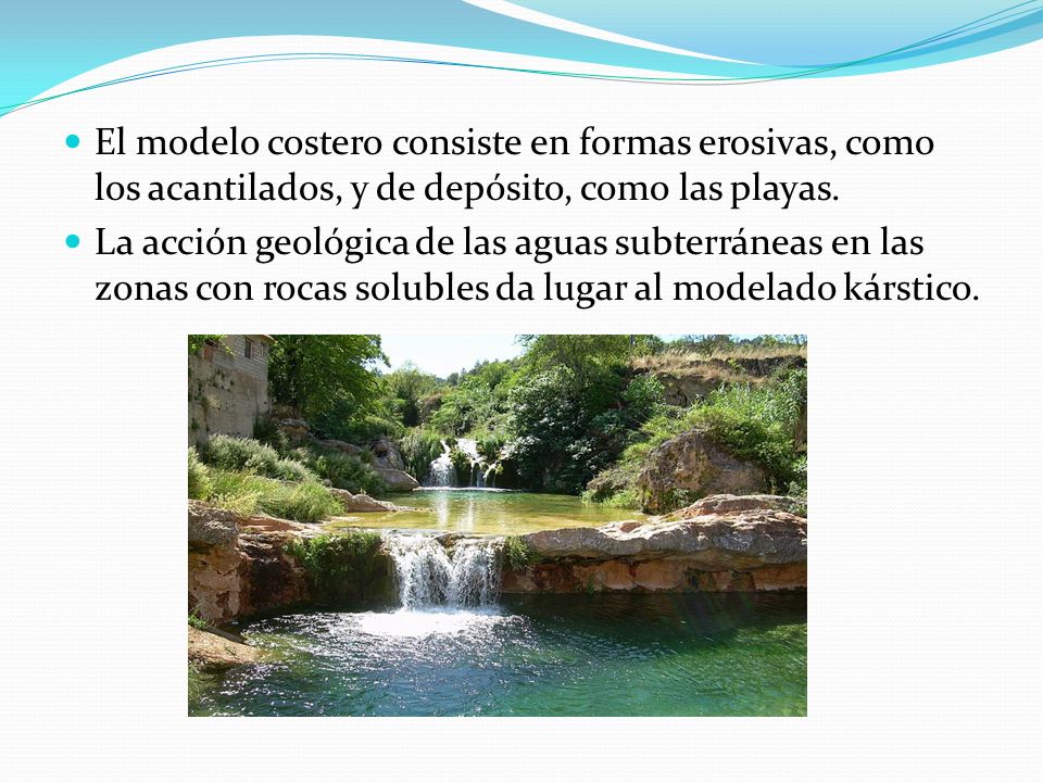 El modelo costero consiste en formas erosivas, como los acantilados, y de depósito, como las playas.