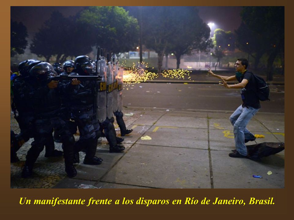 Un manifestante frente a los disparos en Río de Janeiro, Brasil.