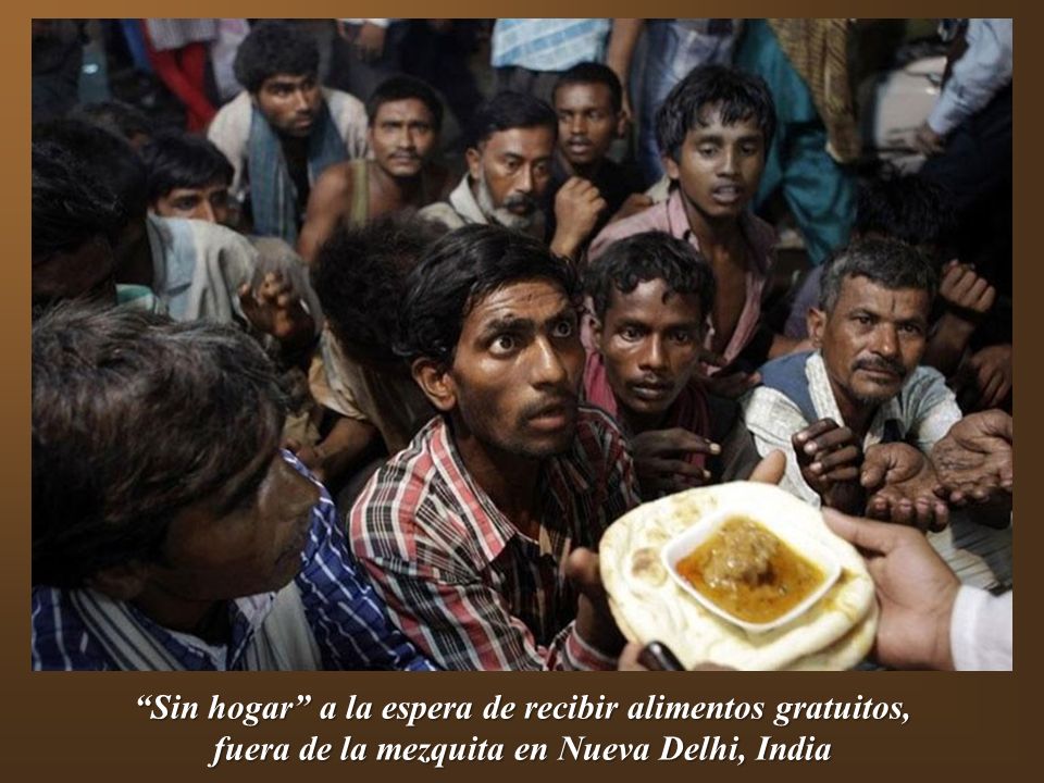 Sin hogar a la espera de recibir alimentos gratuitos, fuera de la mezquita en Nueva Delhi, India