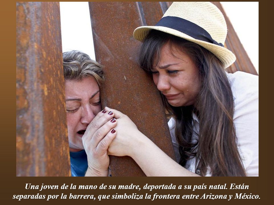 Una joven de la mano de su madre, deportada a su país natal