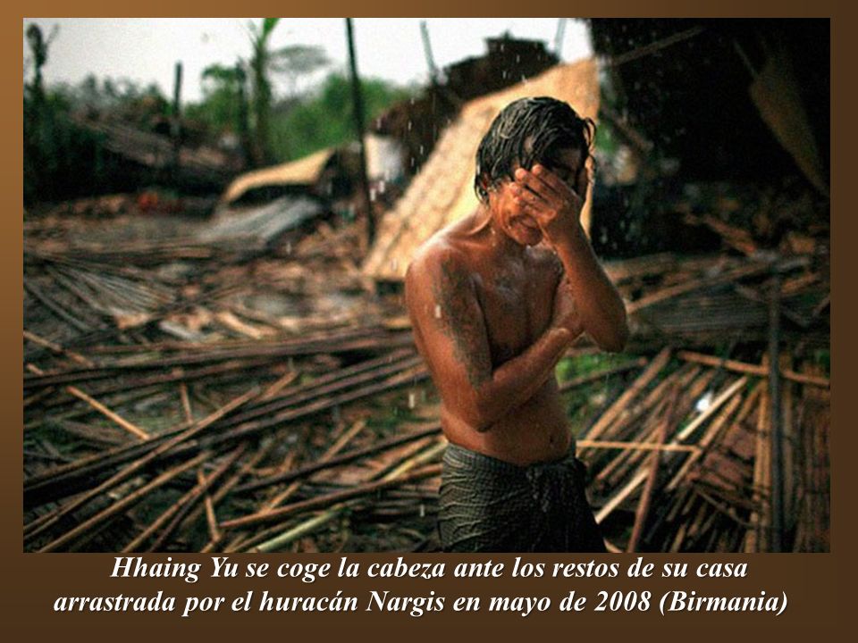 Hhaing Yu se coge la cabeza ante los restos de su casa