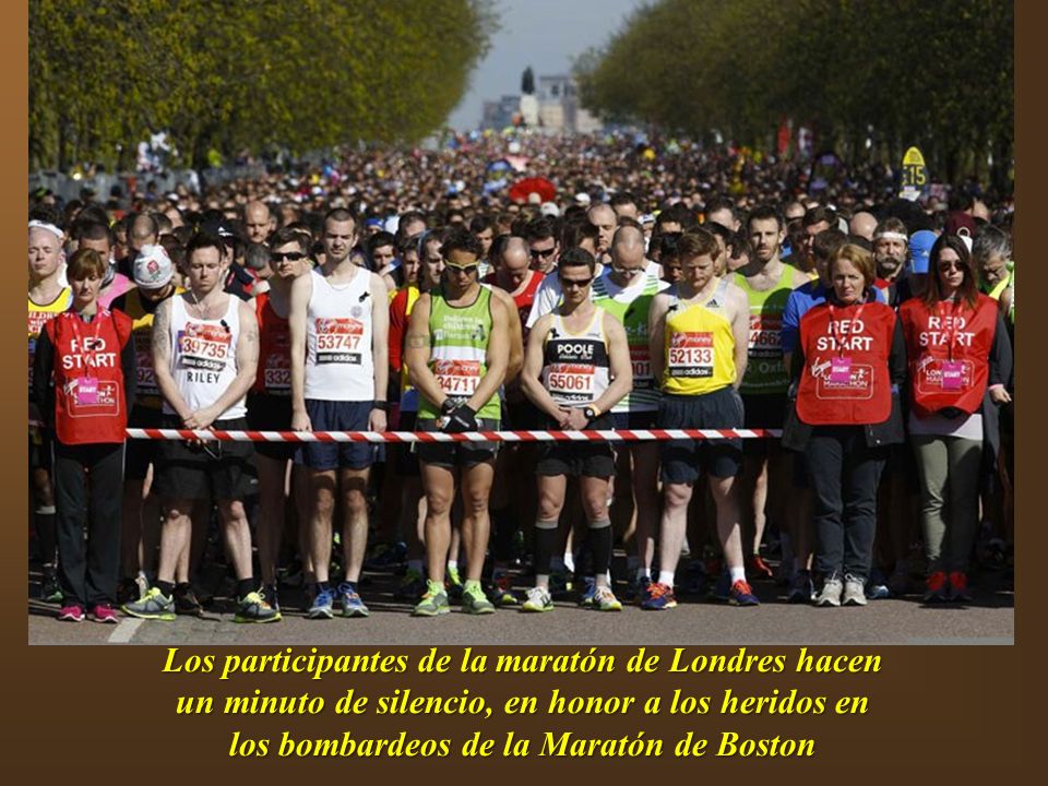 Los participantes de la maratón de Londres hacen un minuto de silencio, en honor a los heridos en los bombardeos de la Maratón de Boston