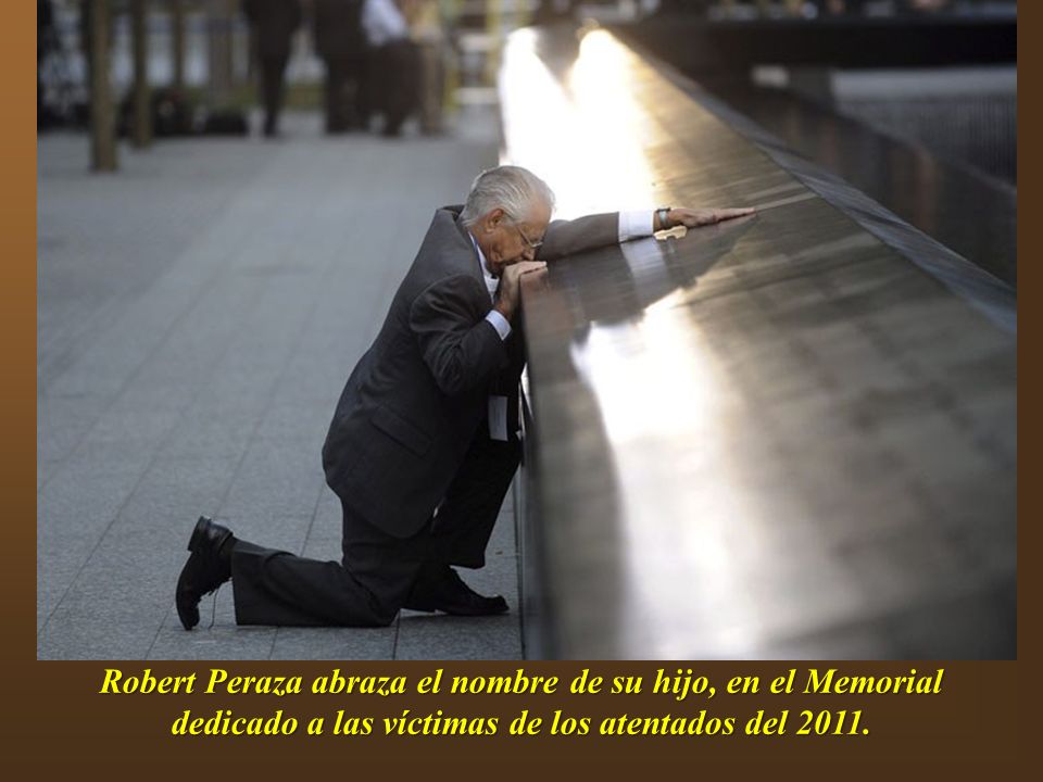 Robert Peraza abraza el nombre de su hijo, en el Memorial dedicado a las víctimas de los atentados del 2011.
