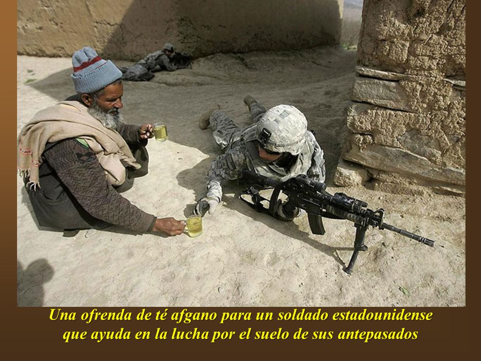 Una ofrenda de té afgano para un soldado estadounidense que ayuda en la lucha por el suelo de sus antepasados