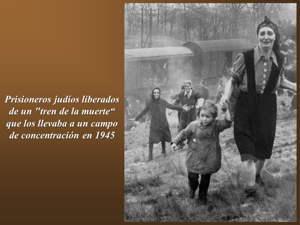 Prisioneros judíos liberados de un tren de la muerte que los llevaba a un campo de concentración en 1945