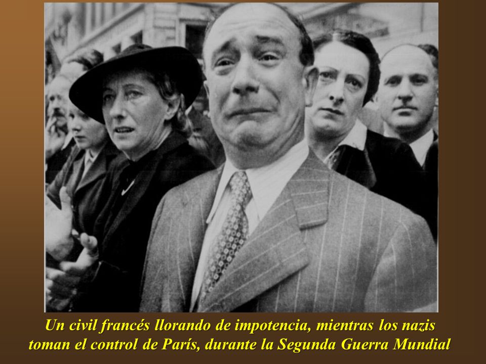 Un civil francés llorando de impotencia, mientras los nazis toman el control de París, durante la Segunda Guerra Mundial