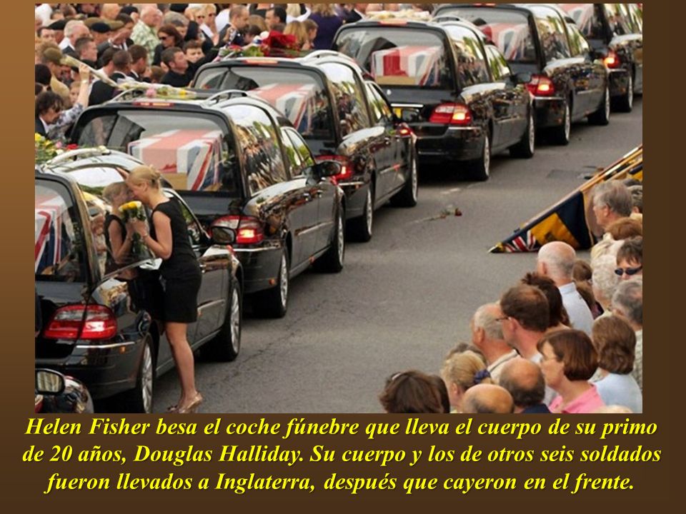 Helen Fisher besa el coche fúnebre que lleva el cuerpo de su primo de 20 años, Douglas Halliday.