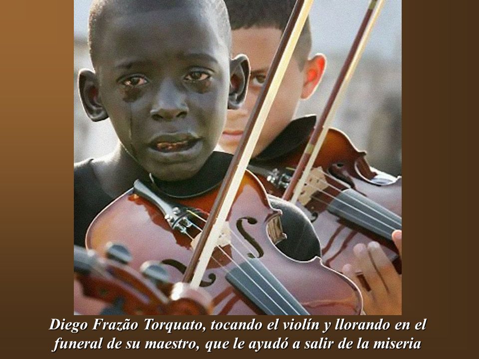 Diego Frazão Torquato, tocando el violín y llorando en el funeral de su maestro, que le ayudó a salir de la miseria