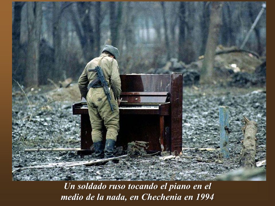 Un soldado ruso tocando el piano en el medio de la nada, en Chechenia en 1994