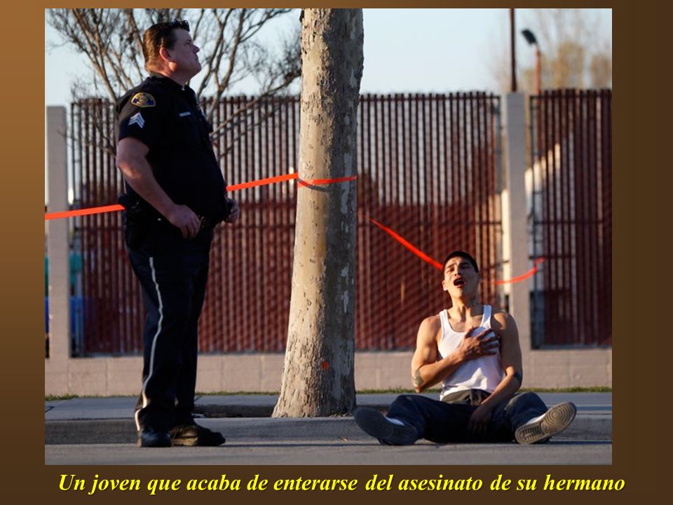 Un joven que acaba de enterarse del asesinato de su hermano
